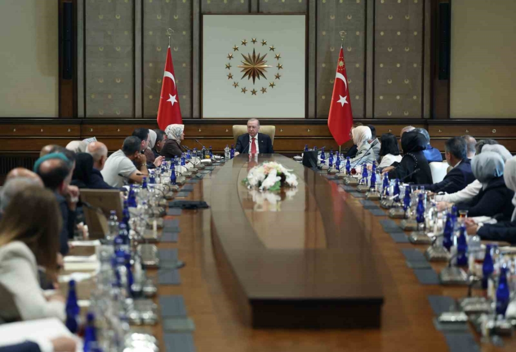 Cumhurbaşkanı Erdoğan, Kahramanmaraş’taki okul saldırısında hayatını kaybeden öğrencilerin ailelerini kabul etti