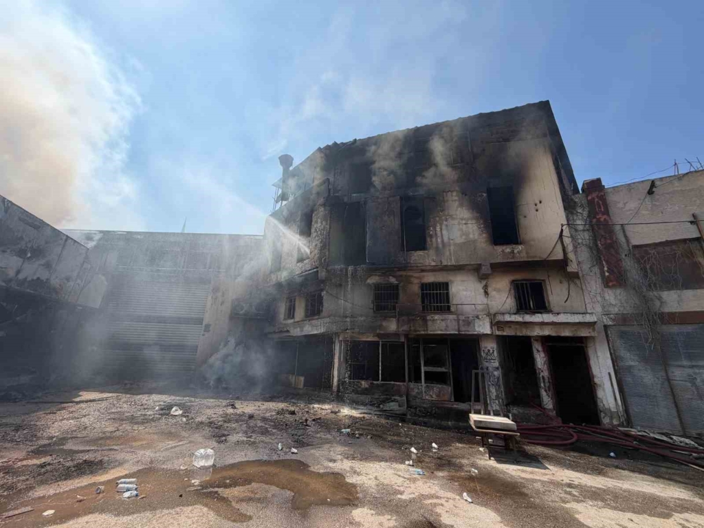İzmir’de sünger deposunda yangın