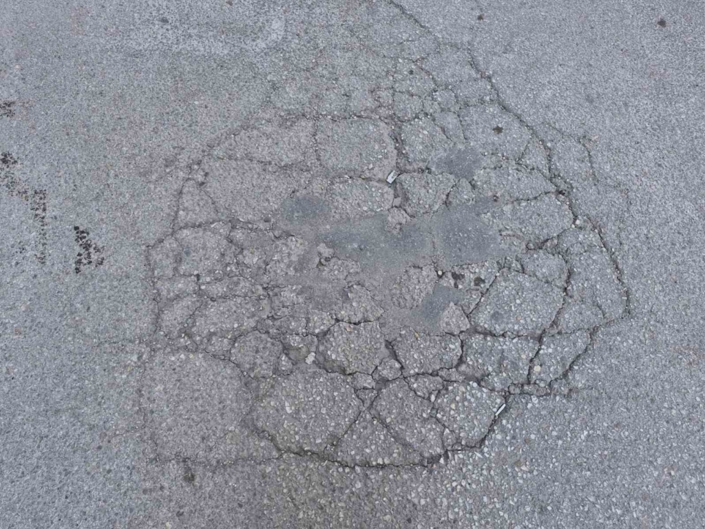 Kurtuluş Mahallesi’ndeki bozuk yollar sürücülere zorluk yaşatıyor