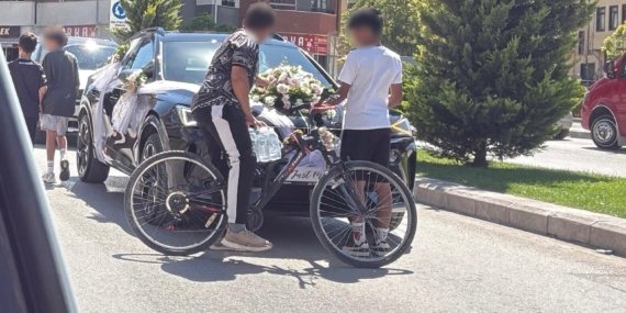 Bahşiş almak için hem kendi canlarını hem de trafiği tehlikeye attılar