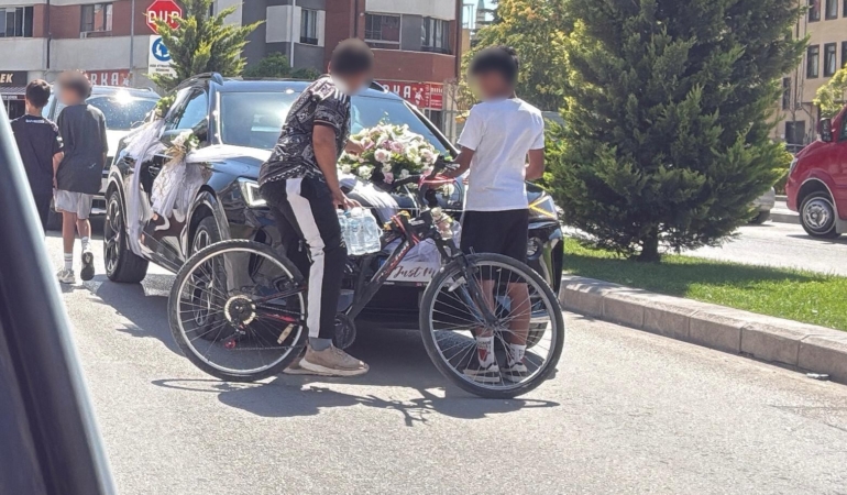 Eskişehir’de bisikletli çocuklar bahşiş için gelin arabasının önünü kesti