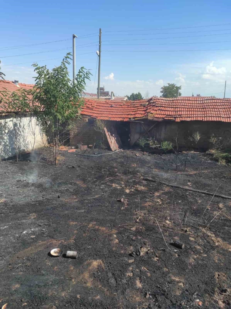 Eskişehir’de müstakil evin bahçesinden ahırı sıçrayan yangın büyümeden söndürüldü