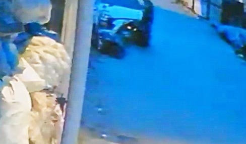 Elektrikli bisiklet sürücüsü telefonla oynarken kaza yaptı