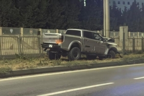 Ön tekerleği arızalandığı iddia edilen arazi aracı PTS direğine çarptı: 1 yaralı