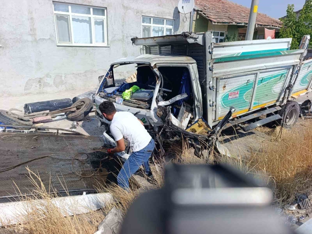 Yolcu otobüsü kamyonete çarptı: 1 ölü, 15 yaralı