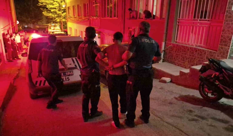 Eskişehir’de polise mukavemet gösteren genç ters kelepçeyle gözaltına alındı