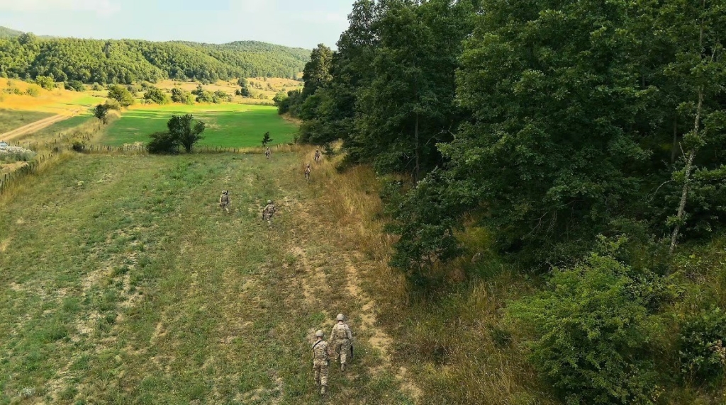 Jandarma uyuşturucu operasyonunda aranan şahsı da yakaladı