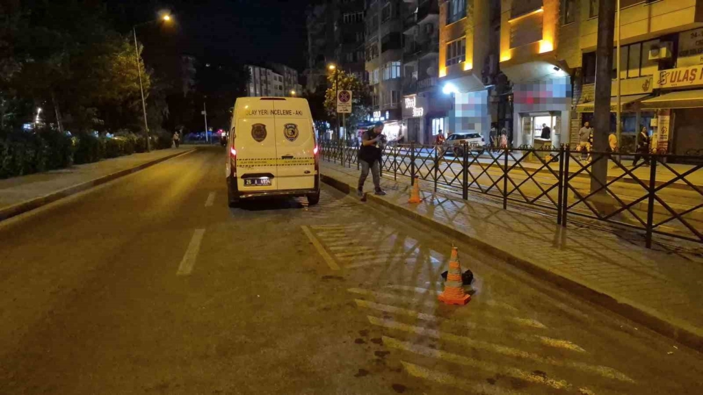 Tartıştığı eski sevgilisini bıçaklayıp kaçtı