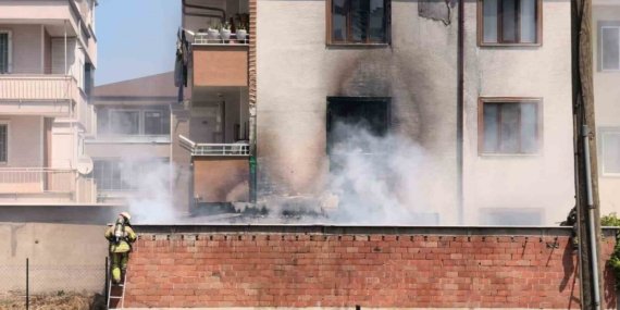 Depoda çıkan yangın apartmanı yakıyordu