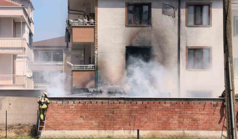 Bursa’da depoda çıkan yangın apartmana sıçradı