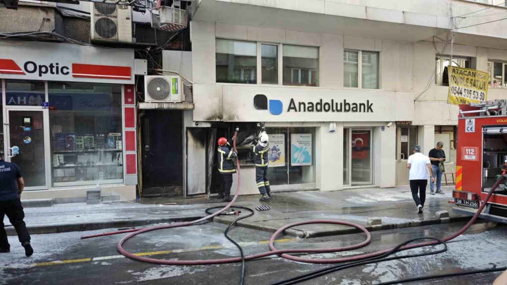 ATM’de çıkan yangın paniğe neden oldu