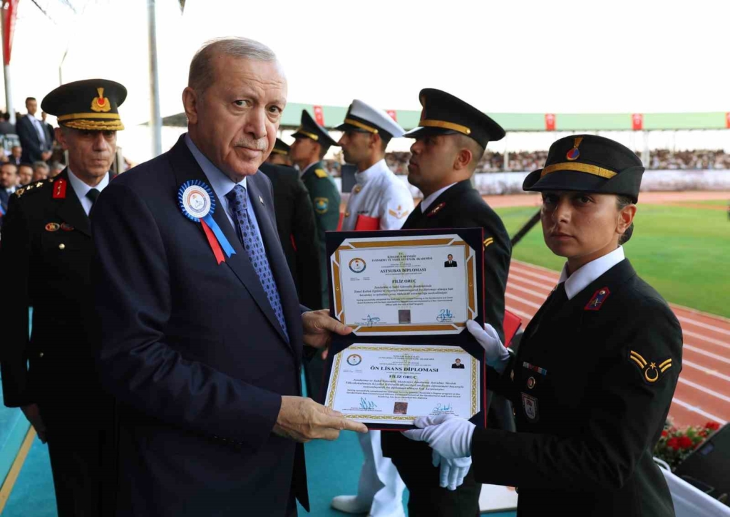 Cumhurbaşkanı Erdoğan: "Birileri 30 yıl öncesinin kodları içinde gelişmeleri ele almaya çalışırken, biz yeni sistemin kutup başlarından biri olmak için ne gerekiyorsa onu yapıyoruz"