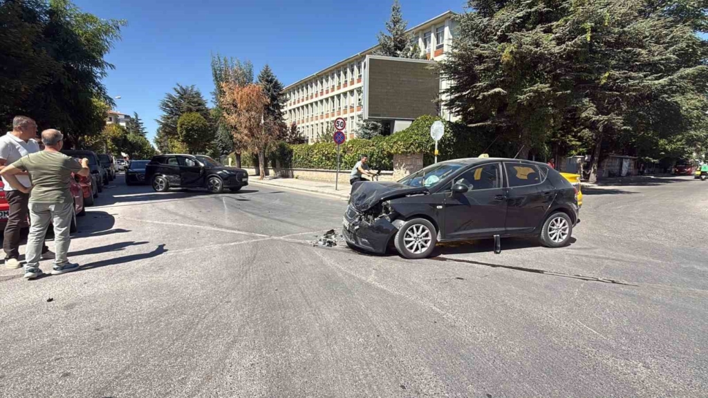 Eskişehir’de meydana gelen kazada iki araç kullanılamaz hale geldi