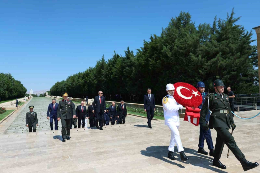 Cumhurbaşkanı Erdoğan başkanlığındaki YAŞ üyeleri Anıtkabir’i ziyaret etti