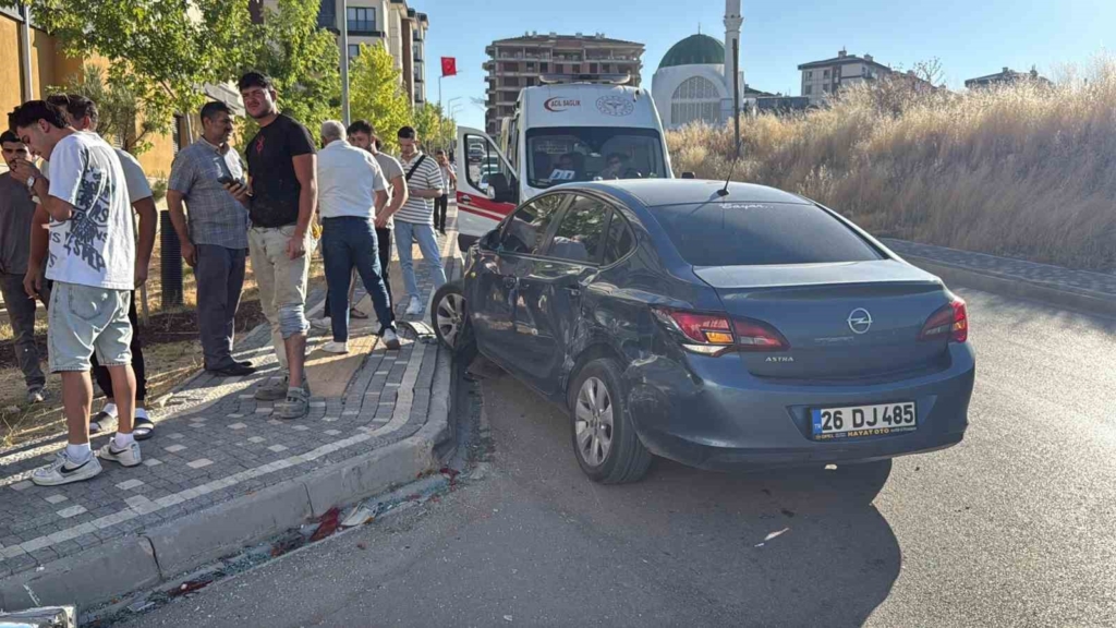 Otomobil ile minibüs çarpıştı: 8 yaralı