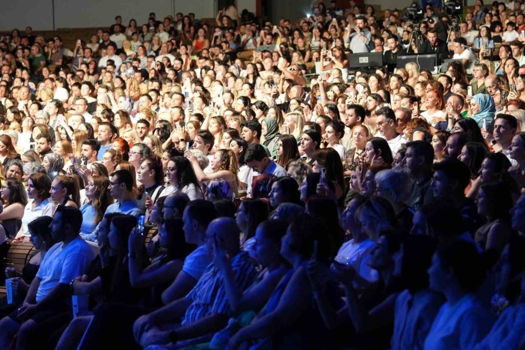Açıkhava’da Emre Altuğ’dan müzik dolu gece