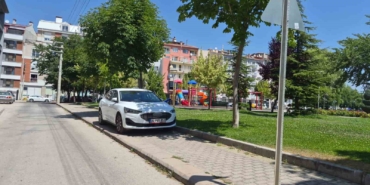 Eskişehir’de kaldırıma park eden sürücü yayaları hiçe saydı