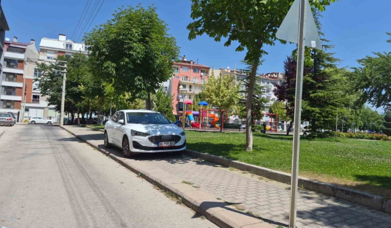 Eskişehir’de kaldırıma park edilen otomobil yayaların geçişini zorlaştırdı