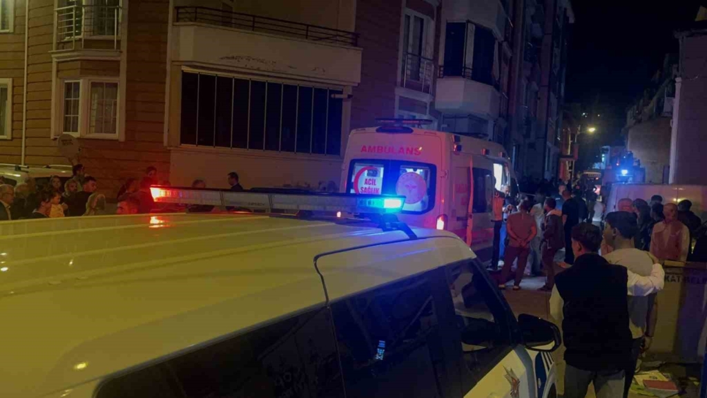 Tokat’ta apartman dairesinde yangın paniği: 4 kişi dumandan etkilendi