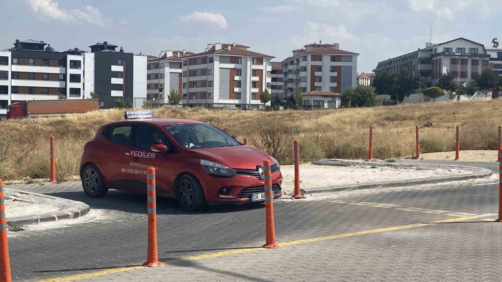 Ehliyet sınavlarında sabit parkur dönemine son