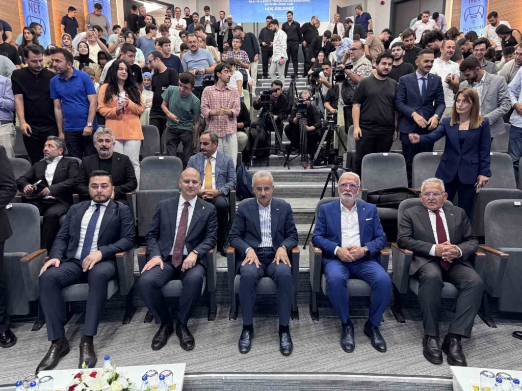 Bakan Uraloğlu, Kayseri’de gençlerle buluştu