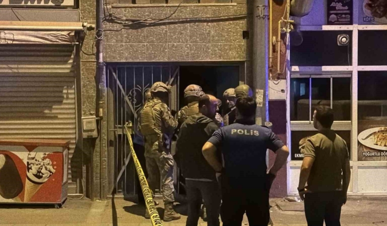 Çatıdan çatıya dolaşan şahıs, polisi saatlerce uğraştırdı