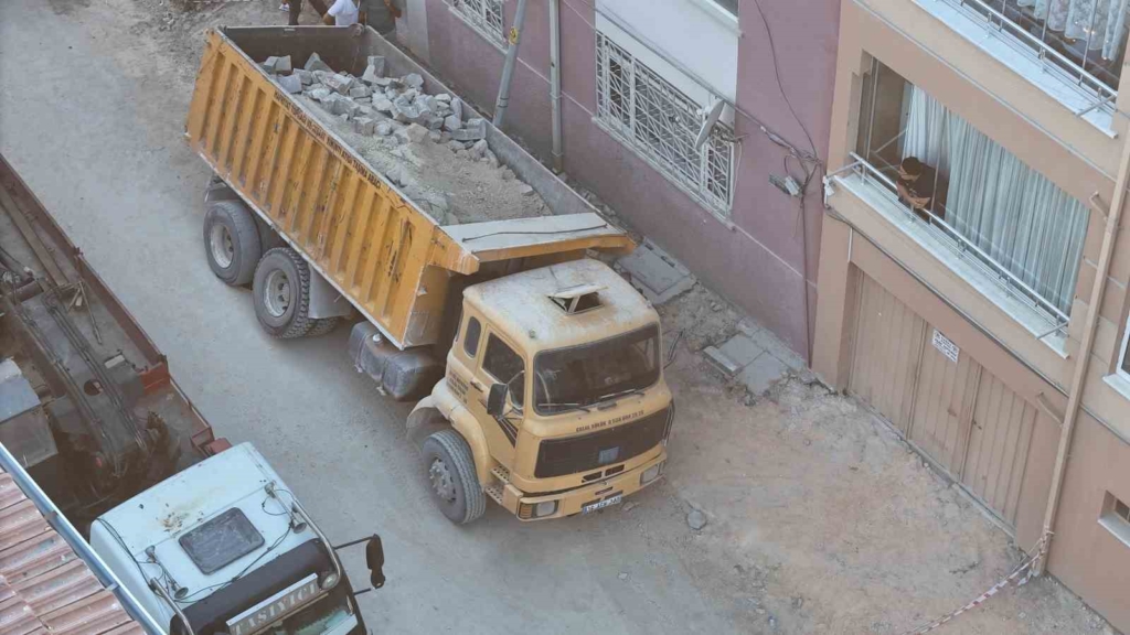 Eskişehir’de yol çöktü, kamyon çukura düştü