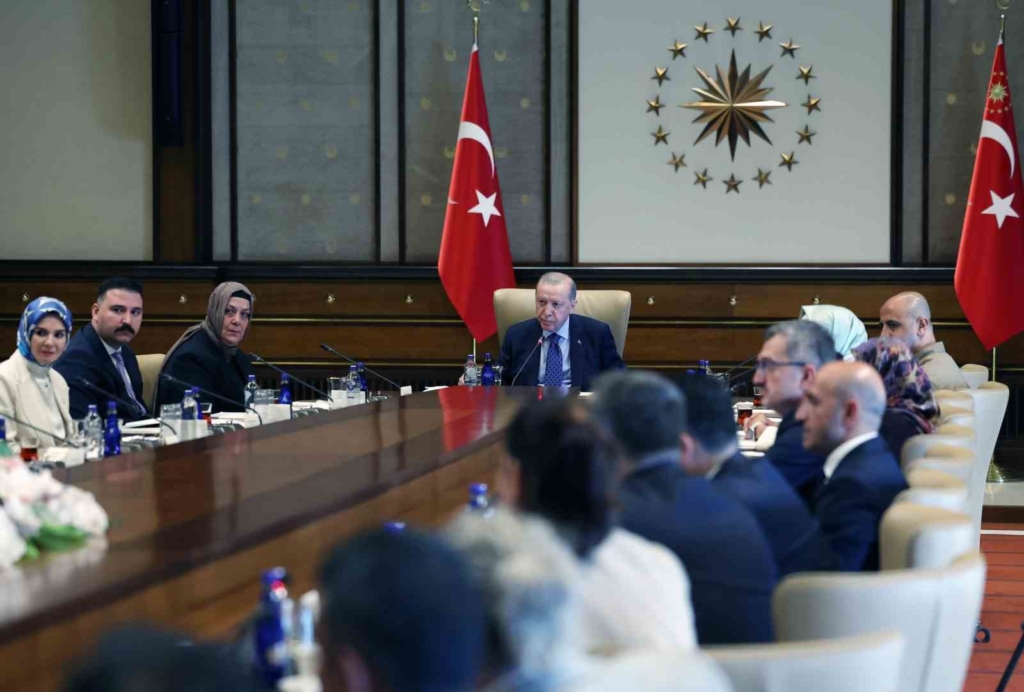 Cumhurbaşkanı Recep Tayyip Erdoğan, Cumhurbaşkanlığı Külliyesi’nde şehit ailelerini kabul etti.