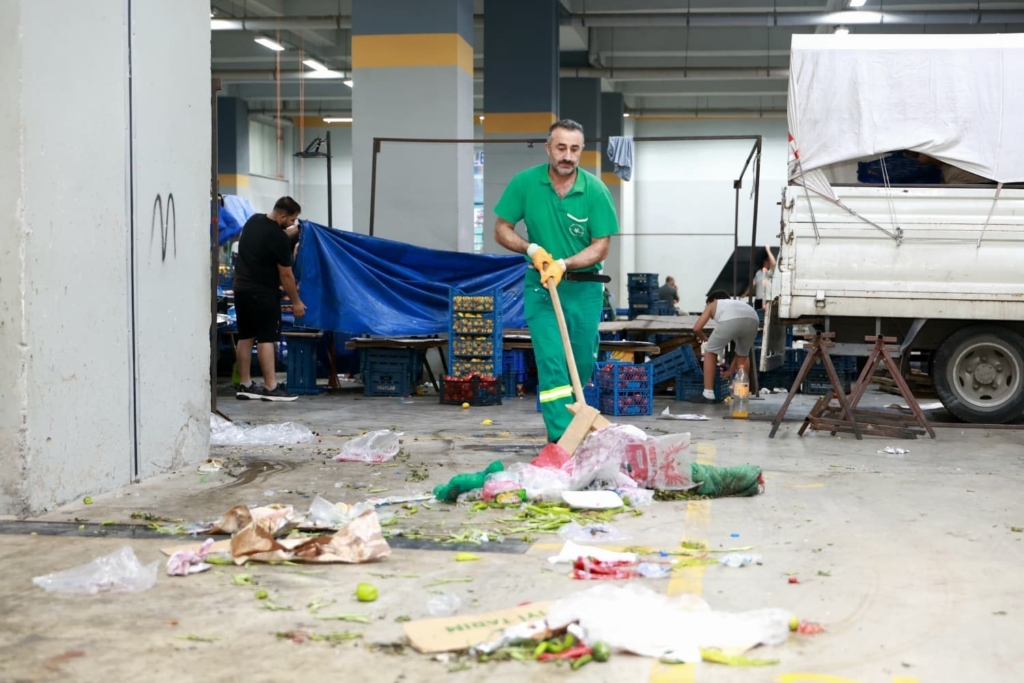 Osmangazi Belediyesi pazarlardan aylık 600 ton atık topluyor