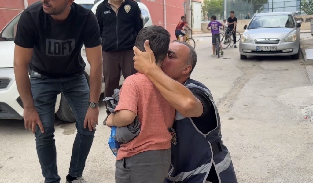 Küçük çekiçle apartmanı birbirine katan kadının korkan çocuğunu polis sakinleştirdi