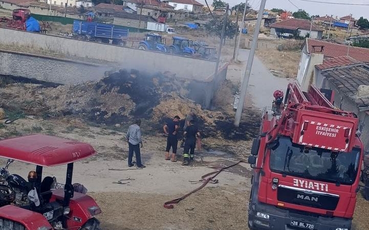 Eskişehir’de bir çiftçiye ait saman balyaları yandı