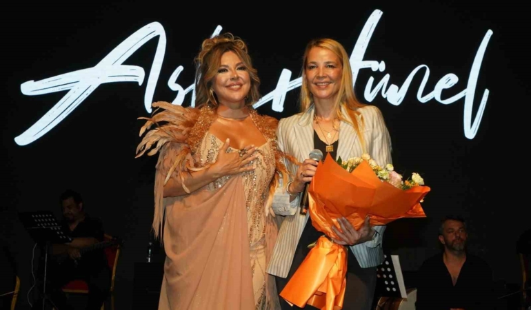 Aslı Hünel, Uluslararası Bursa Festivali’nde müzik ziyafeti sundu