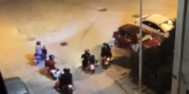 Gece saatlerinde çevreye rahatsızlık veren motosikletli gruba vatandaştan tepki