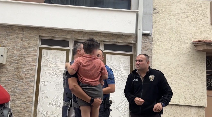 Küçük çekiçle apartmanı birbirine katan kadının korkan çocuğunu polis sakinleştirdi