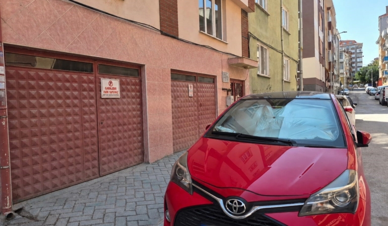 Eskişehir’de garaj kapılarının önüne yapılan parklara tepki