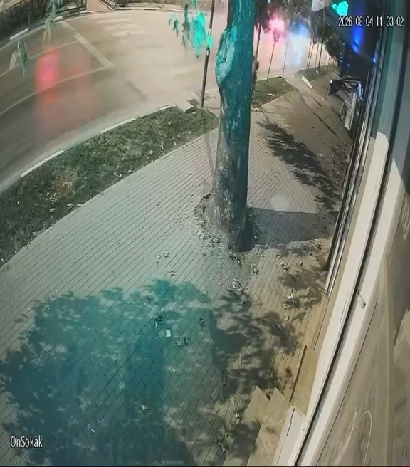 Bursa’da kaza dehşeti saniye saniye kamerada...ATV ile yolun karşısına geçerken canından oldu