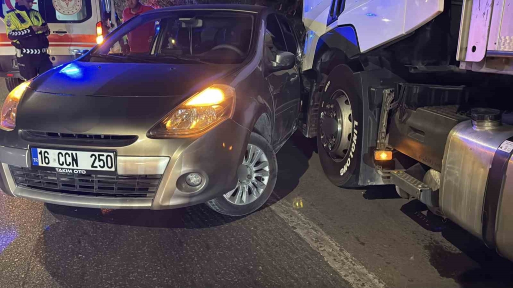 Tır otomobile çarpmasıyla maddi hasarlı kaza meydana geldi