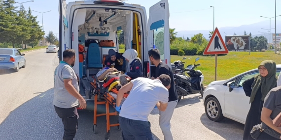 Otomobile çarpan motosiklet sürücüsü ağır yaralandı