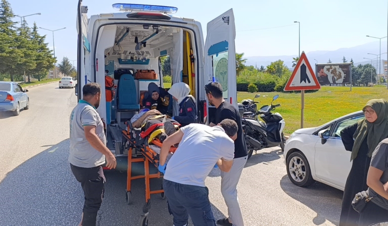 İnegöl’de otomobille çarpışan motosikletin sürücüsü ağır yaralandı