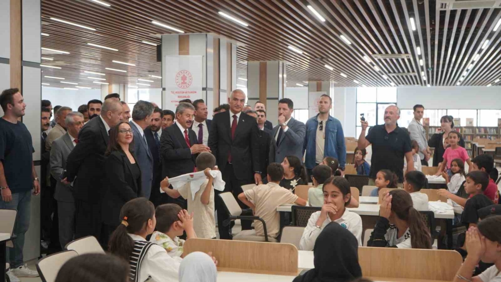 Bakan Ersoy: "Kütüphaneler artık yalnızca kitap okunan yerler değil araştırmanın, üretimin, inovasyonun ve kültürel gelişimin merkezi haline geldi"
