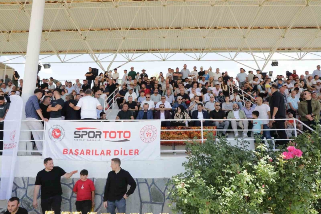 Kütahya’da Rahvan At Yarışları nefes kesti: 43 ilden 130’un üzerinde at şampiyonluk için koştu