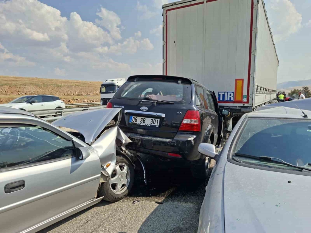 Anız yangını kazaya neden oldu: 13 araç birbirine girdi