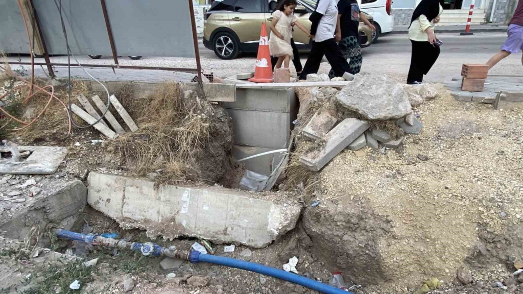 İnşaat çevresindeki kaldırımda oluşan derin göçükler muhtemel kazalara davetiye çıkarıyor
