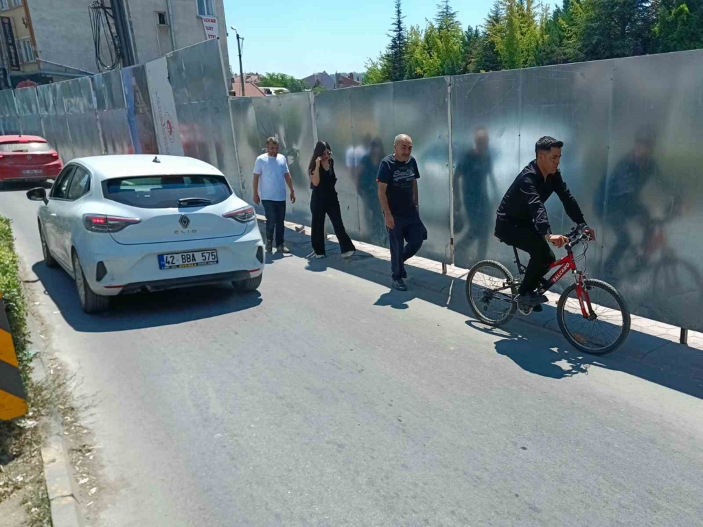 İnşaat paravanı kaldırımı kapattı, yayalar trafiğin ortasında kaldı