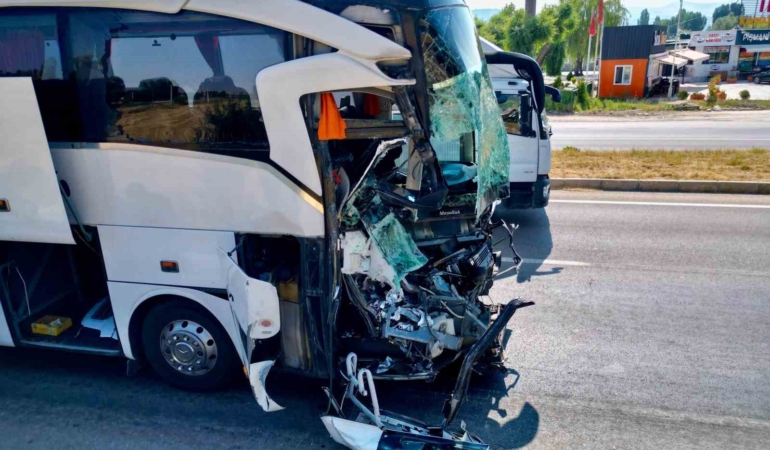 Afyonkarahisar’da otobüsün çarptığı kamyonet sürücüsü öldü, 15 kişi yaralandı