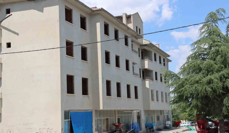 Terk edilen Günyüzü’ndeki eski belediye binası çocuklar için adeta tuzak