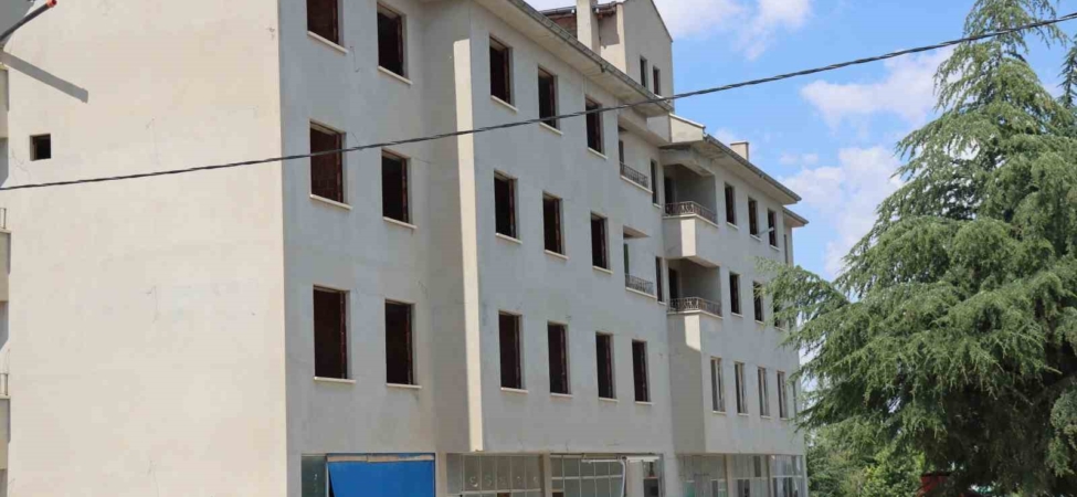 Terk edilen Günyüzü’ndeki eski belediye binası çocuklar için adeta tuzak