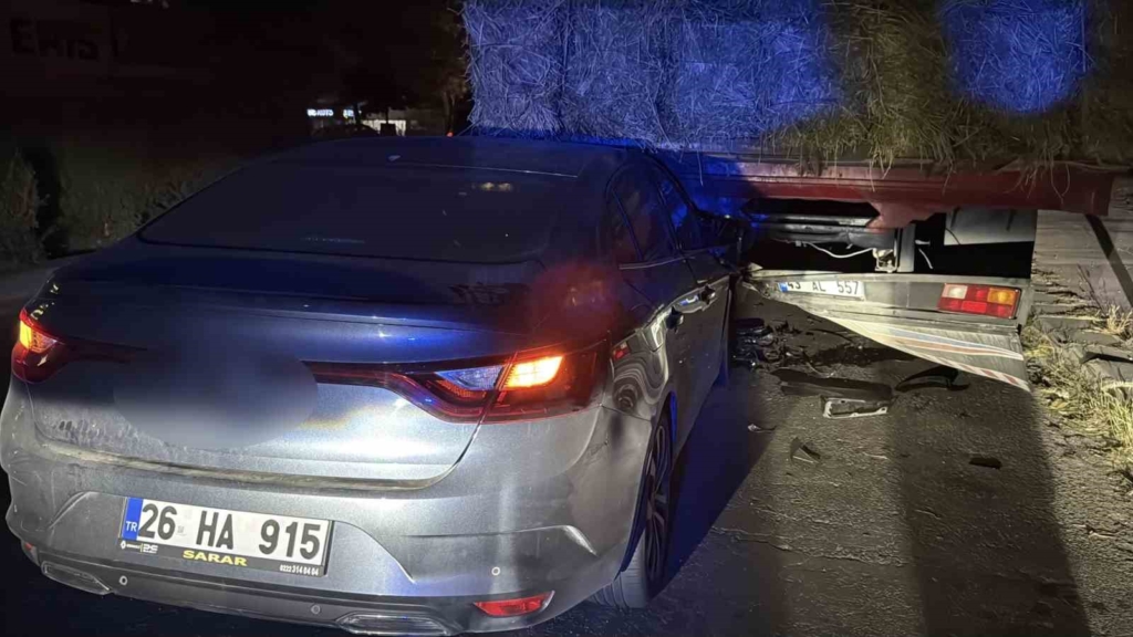Park halindeki balya yüklü kamyona arkadan çarptı, facia ucuz atlatıldı