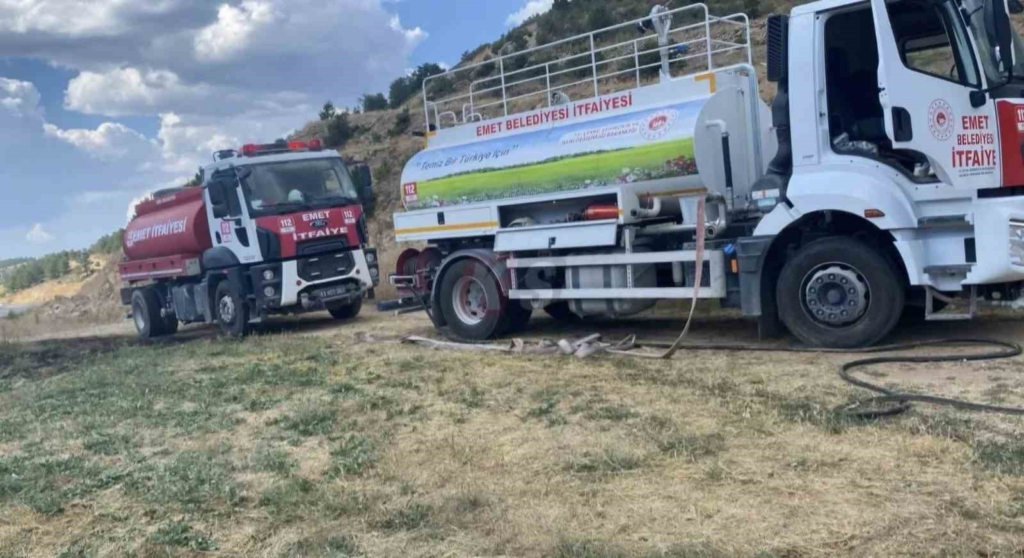 Emet’te saman yüklü kamyonet alev aldı