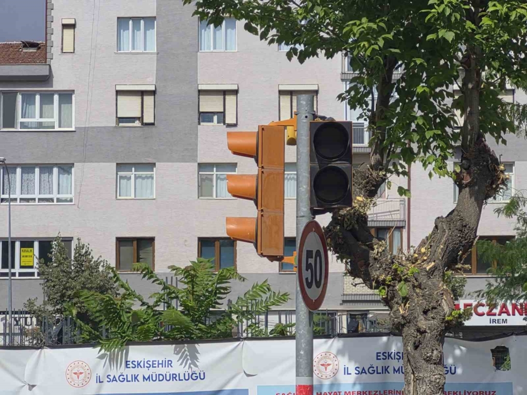 Elektrik kesintisi sebebiyle trafik ışıkları yanmayınca karışıklık meydana geldi